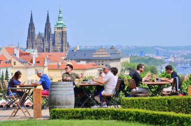 Gözlem güvertesinde Restoran Prag, Çek Cumhuriyeti - 4 Mayıs 2018: tablolar Strahov Manastırı duvarlarının şehir manzaralı.