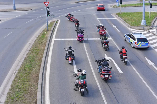 比尔森 捷克共和国 2018年5月2日 在城市街道上的骑车者 伴随着一辆警车 — 图库照片