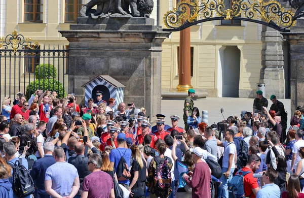 捷克布拉格 2018年5月2日 Hradcany 广场的巨人之门上改变荣誉卫队的庄严仪式的片断 — 图库照片
