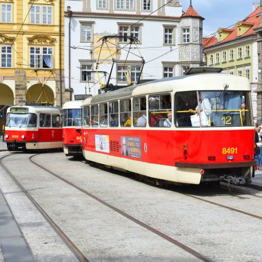 Prague, Çek Cumhuriyeti - 4 Mayıs 2018: eski tramvay şehrin sokaklarında.