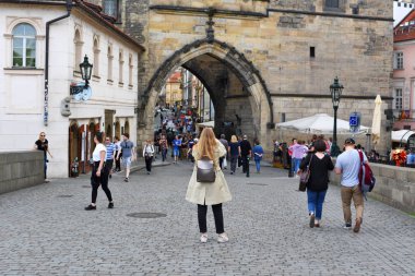 Prague, Çek Cumhuriyeti - 2 Mayıs 2018: fotoğrafçı gözüyle dünya. Charles Köprüsü.