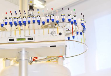 Prague, Çek Cumhuriyeti - Nisan 38, 2018: Nmr spektrometresi Otomatik örnekleyici ile. Biyokimya ve organik Enstitüsü.