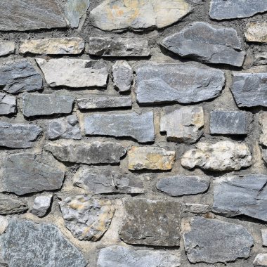 Çatlamış bir taştan bir duvar parçası.