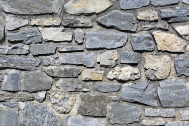 Çatlamış bir taştan bir duvar parçası.