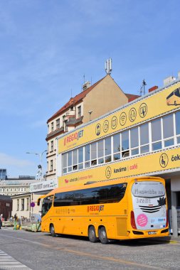 Prague, Çek Cumhuriyeti - 26 Nisan 2018: Regiojet otobüste merkezi otobüs istasyonu Florenc iniş platformu.
