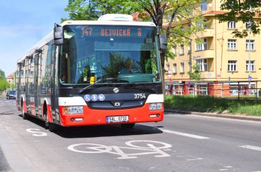 Prague, Çek Cumhuriyeti - 4 Mayıs 2018: şehir otobüs yolu üzerinde.