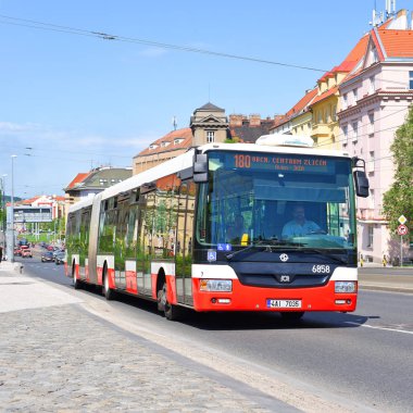 Prague, Çek Cumhuriyeti - 4 Mayıs 2018: şehir otobüs yolu üzerinde.