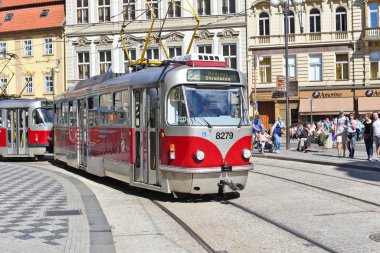 Prague, Çek Cumhuriyeti - 4 Mayıs 2018: eski tramvay şehrin sokaklarında.