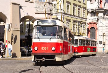 Prague, Çek Cumhuriyeti - 4 Mayıs 2018: eski tramvay şehrin sokaklarında.