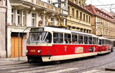Prague, Çek Cumhuriyeti - 4 Mayıs 2018: eski tramvay şehrin sokaklarında.