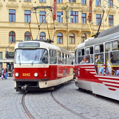 Prague, Çek Cumhuriyeti - 4 Mayıs 2018: eski tramvay şehrin sokaklarında.