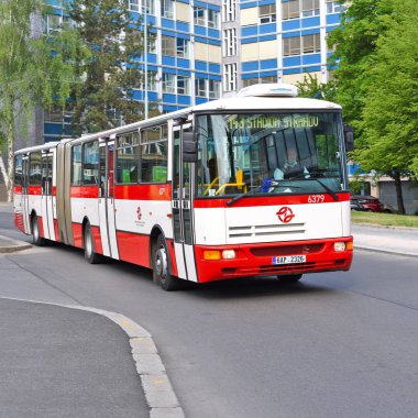 Prague, Çek Cumhuriyeti - 4 Mayıs 2018: şehir otobüs yolu üzerinde.