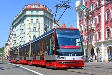 Prague, Çek Cumhuriyeti - 4 Mayıs 2018: bir modern tramvay şehrin sokaklarında.