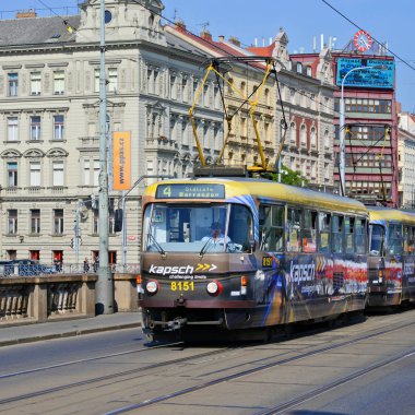 Prague, Çek Cumhuriyeti - 4 Mayıs 2018: eski tramvay şehrin sokaklarında.