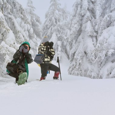 Ukrayna, Osmoloda-11 Şubat 2018: Turist bir sis sis bir dağ yamacında kış manzaraları fotoğraf. Dağ Oval, Karpatlar.