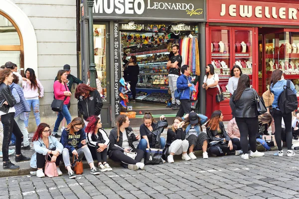 Прага Чешская Республика Мая 2018 Года Группа Молодых Девушек Отдыхает — стоковое фото