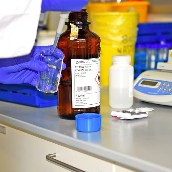 Medical Laboratory Using Ethanol Bottle — Stockfoto