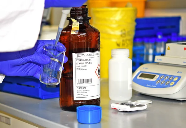 Medical Laboratory Using Ethanol Bottle — Stock Photo, Image