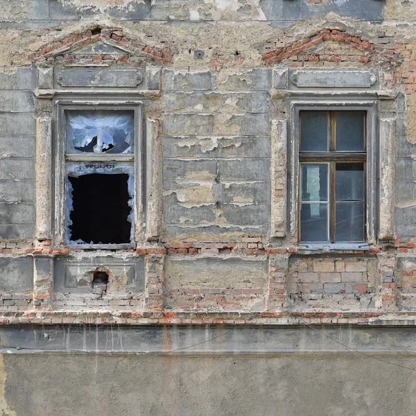 Şehirdeki Eski Pencereler — Stok fotoğraf