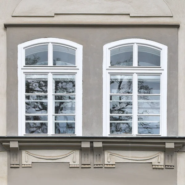 Stare Okna Mieście — Zdjęcie stockowe