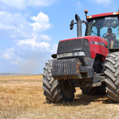 Kalush, Ukrayna 20 Temmuz 2018: Modern traktör şehrin Kalush, Ukrayna tahıl hasat için bir römork ile.