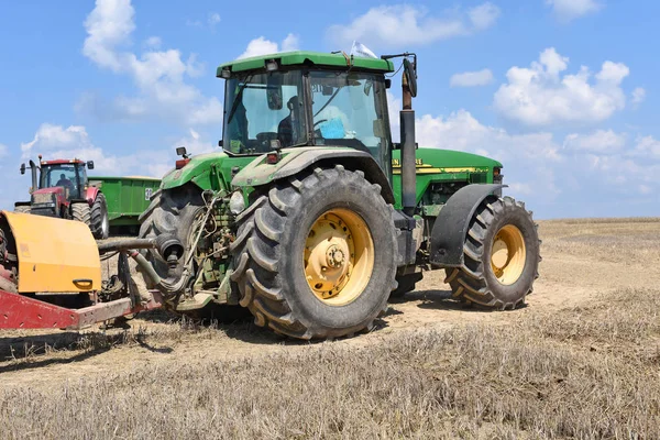 Traktor Bei Feldarbeit — Stockfoto