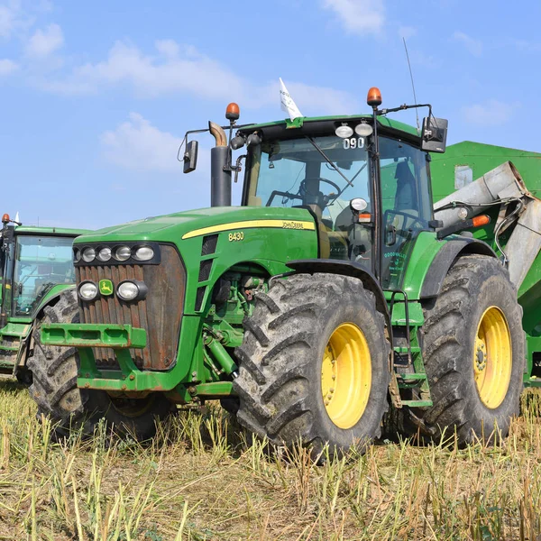 Trekker Werken Bij Veld — Stockfoto