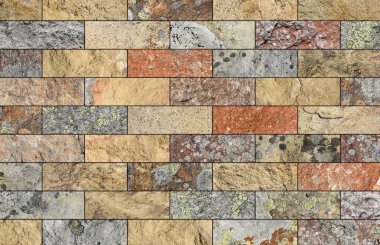 Liken yüzeyi ile dekoratif taştan bir duvar parçası.