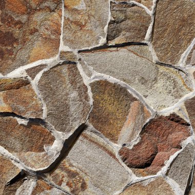 Çatlamış bir taştan bir duvar parçası.