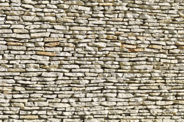 Çatlamış bir taştan bir duvar parçası.