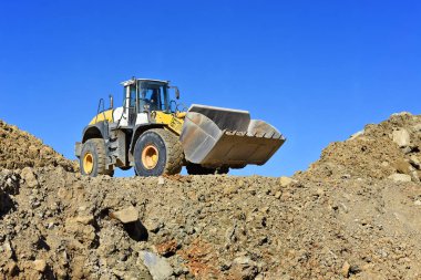 Ukrayna, Polyanytsya - 16 Ekim 2018: Yükleyici-Tekerlekli yükleyici Liebherr marka Polyanytsya köyü alanında bir inşaat sitesinde.