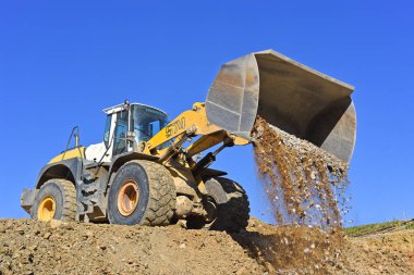 Ukrayna, Polyanytsya - 16 Ekim 2018: Yükleyici-Tekerlekli yükleyici Liebherr marka Polyanytsya köyü alanında bir inşaat sitesinde.