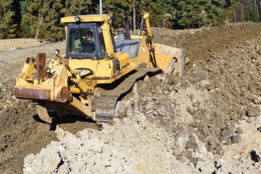 Ukrayna, Polyanytsya - 16 Ekim 2018: Paletli Dozer Komatsu marka Polyanytsya köyü alanında bir inşaat sitesinde.