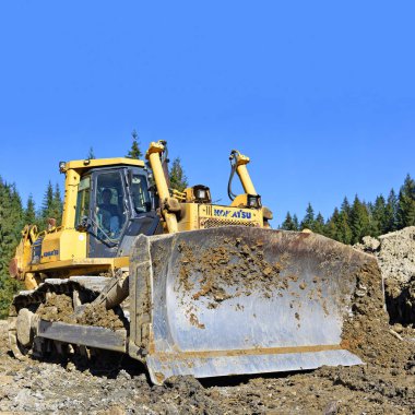 Ukrayna, Polyanytsya - 16 Ekim 2018: Paletli Dozer Komatsu marka Polyanytsya köyü alanında bir inşaat sitesinde.