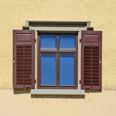 Pencere kepenkleri ile eski bir bina. Constance (Konstanz), Federal Almanya Cumhuriyeti 2018.