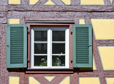 Pencere kepenkleri ile eski bir bina. Constance (Konstanz), Federal Almanya Cumhuriyeti 2018.