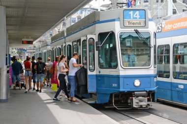 Zürih, İsviçre Konfederasyonu 11 Ağustos 2018: Tramvay şehrin sokaklarında.