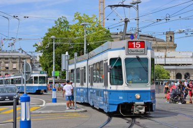 Zürih, İsviçre Konfederasyonu 10 Kasım 2018: Tramvay şehrin sokaklarında.