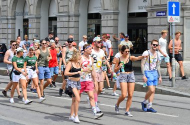 Zürih, İsviçre Konfederasyonu 11 Ağustos 2018: Katılımcılar ve sokak geçit 2018 Konuklar şehir sokakta.