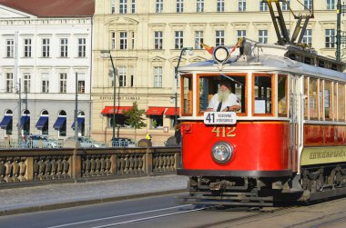 Prague, Çek Cumhuriyeti - 4 Mayıs 2018: turistik tramvay şehrin sokaklarında.