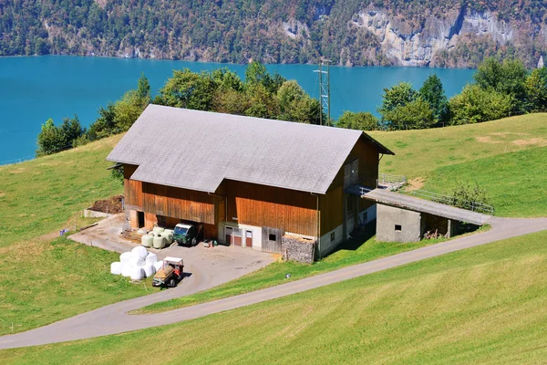 Bela Vista Aldeia Montanha Perto Lago — Fotografia de Stock