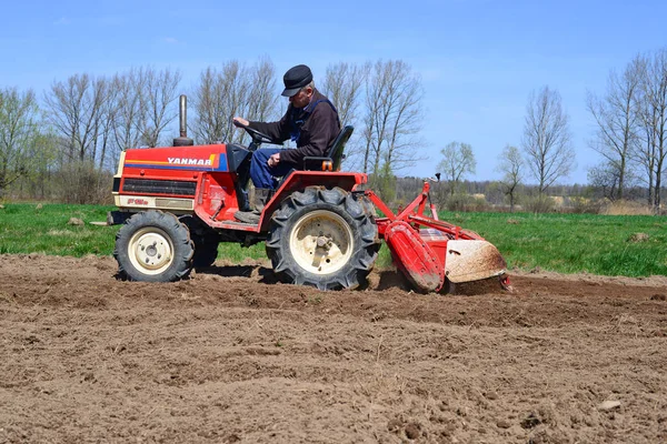 Kalush, Ukrayna 25 Nisan 2017: Batı Ukrayna 'nın Kalush kenti yakınlarındaki traktör kulplu çiftçi