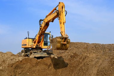 İnşaat alanında çalışan kazıcı