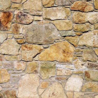 Çatlamış bir taştan bir duvar parçası.