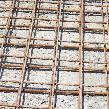 Beton duvarın metal profili