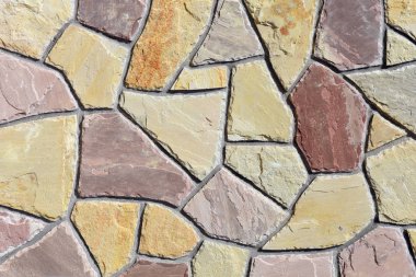 Çatlamış bir taştan bir duvar parçası.