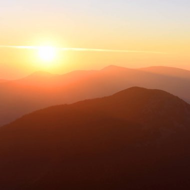 Dağlarda güzel bir gün batımı