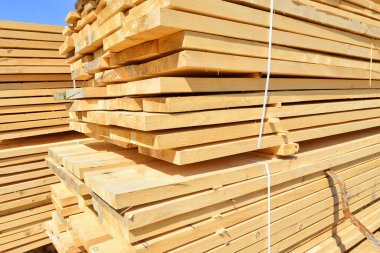 Yığın doğranmış tahta