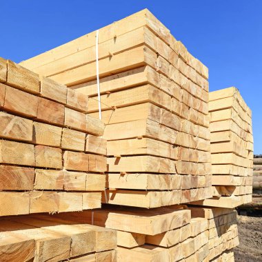 endüstriyel bir manzara içinde yığın bir kenar yönetim kurulu