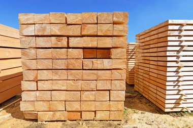 endüstriyel bir manzara içinde yığın bir kenar yönetim kurulu